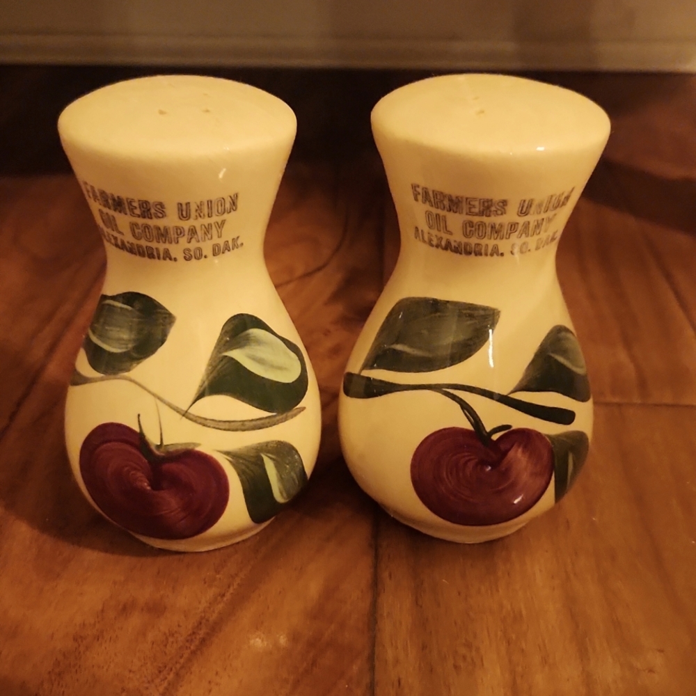 Watt Apple Pattern Salt and Pepper Shakers